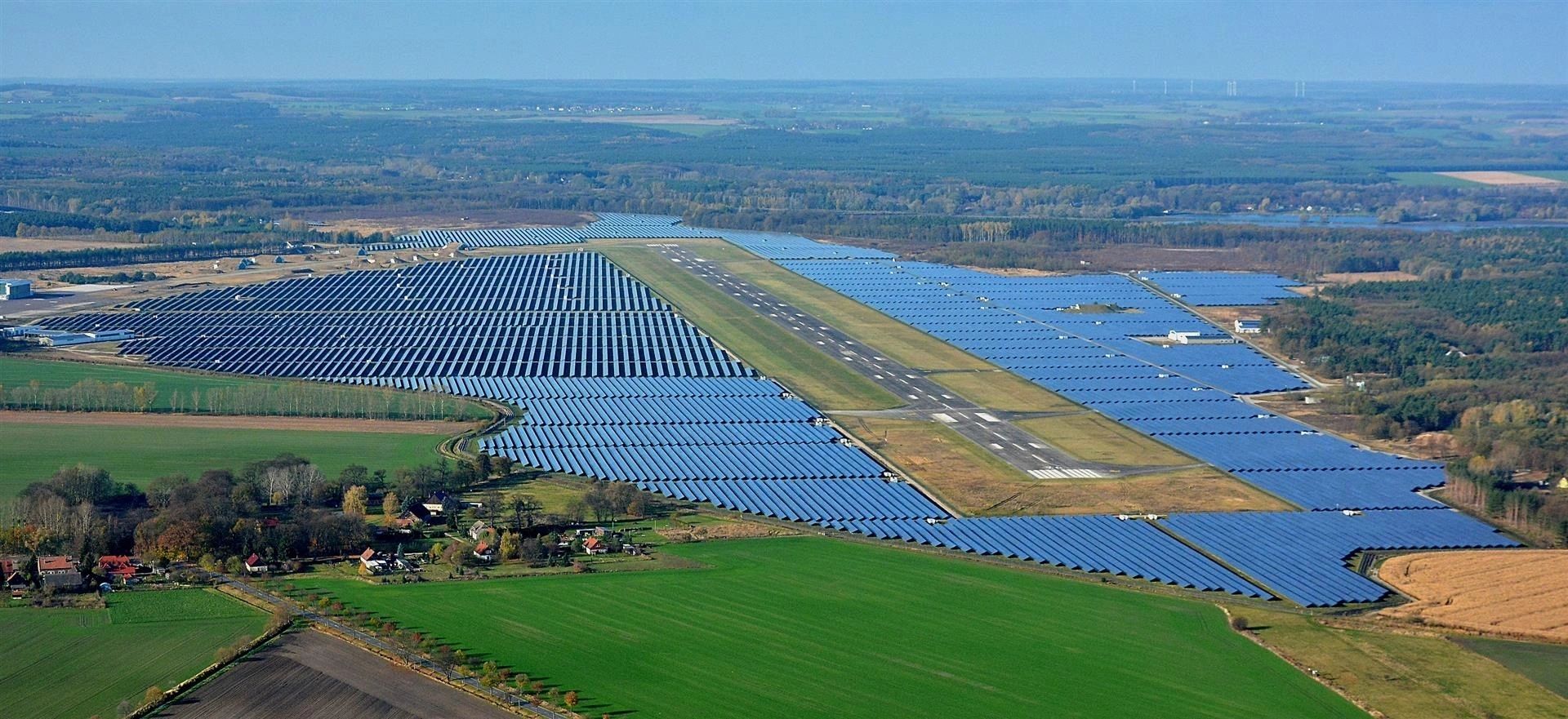 Ground-mount plant Neuhardenberg – aerial view 145 MW